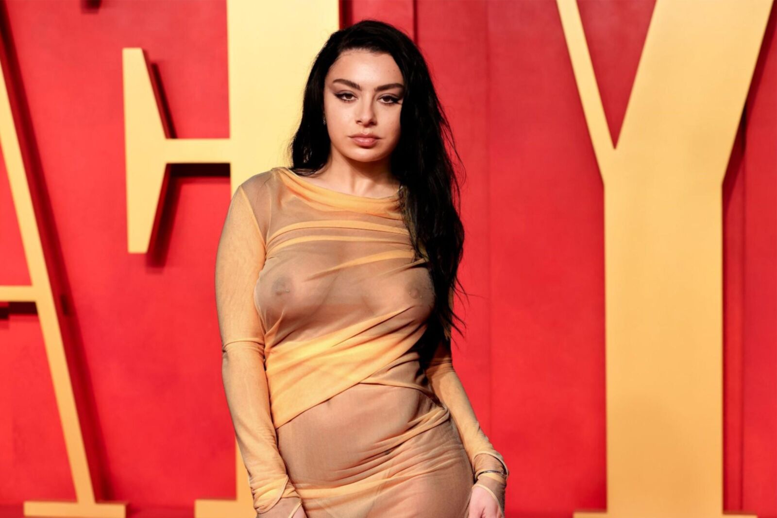 Charli xcx livre o mamilo