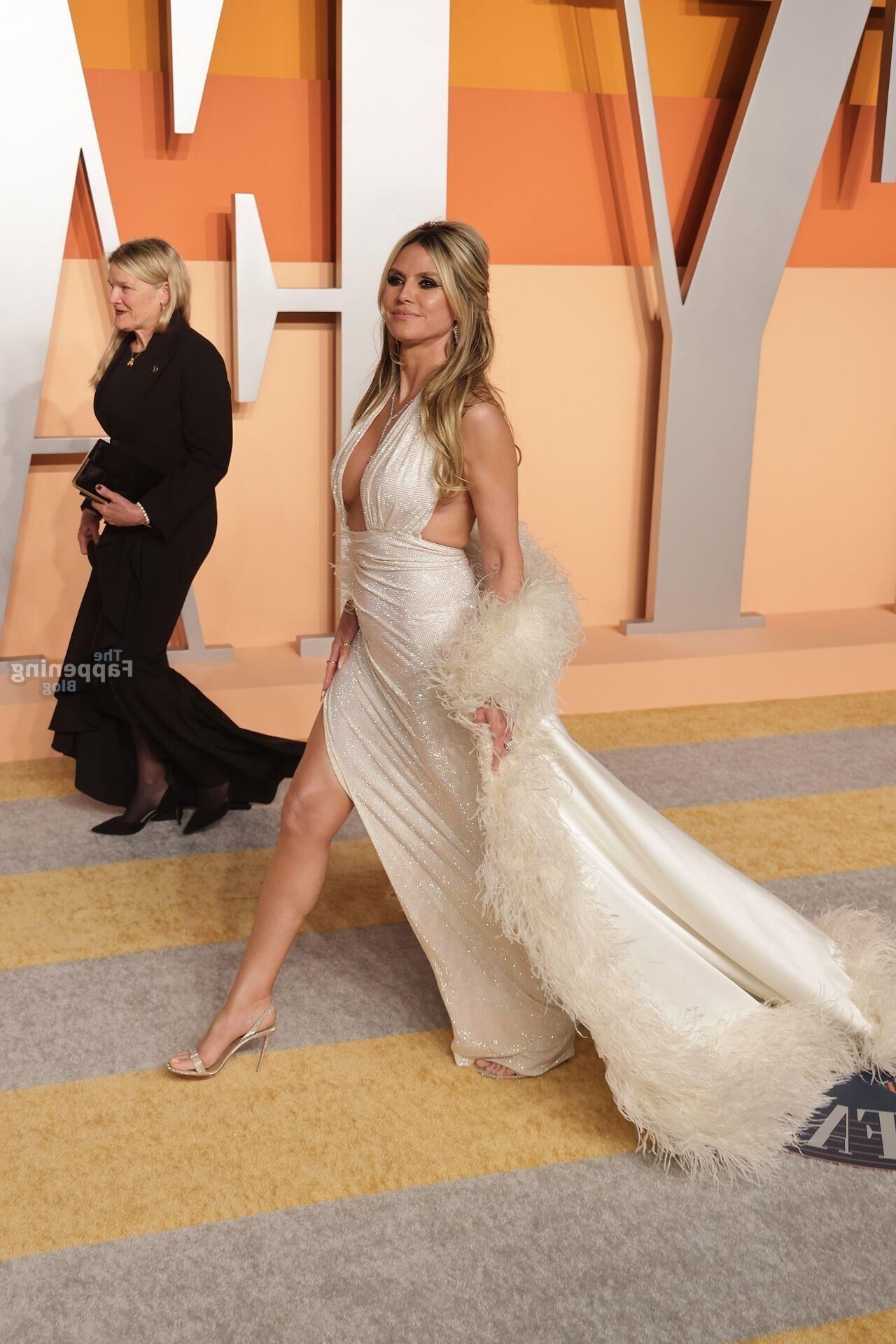 Heidi Klum atordoa na festa do Oscar Vanity Fair