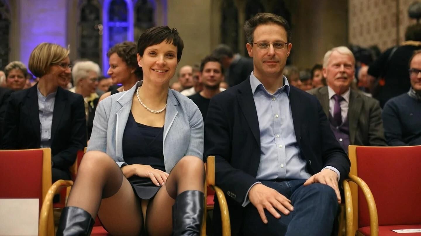 Ai Frauke Petry em Nylons