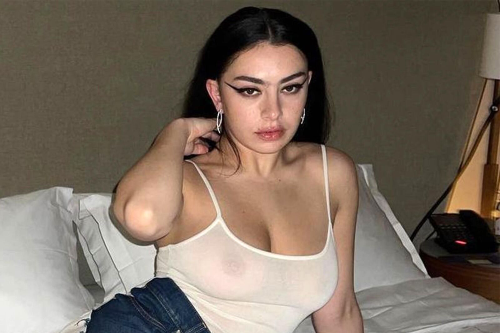 Charli xcx livre o mamilo