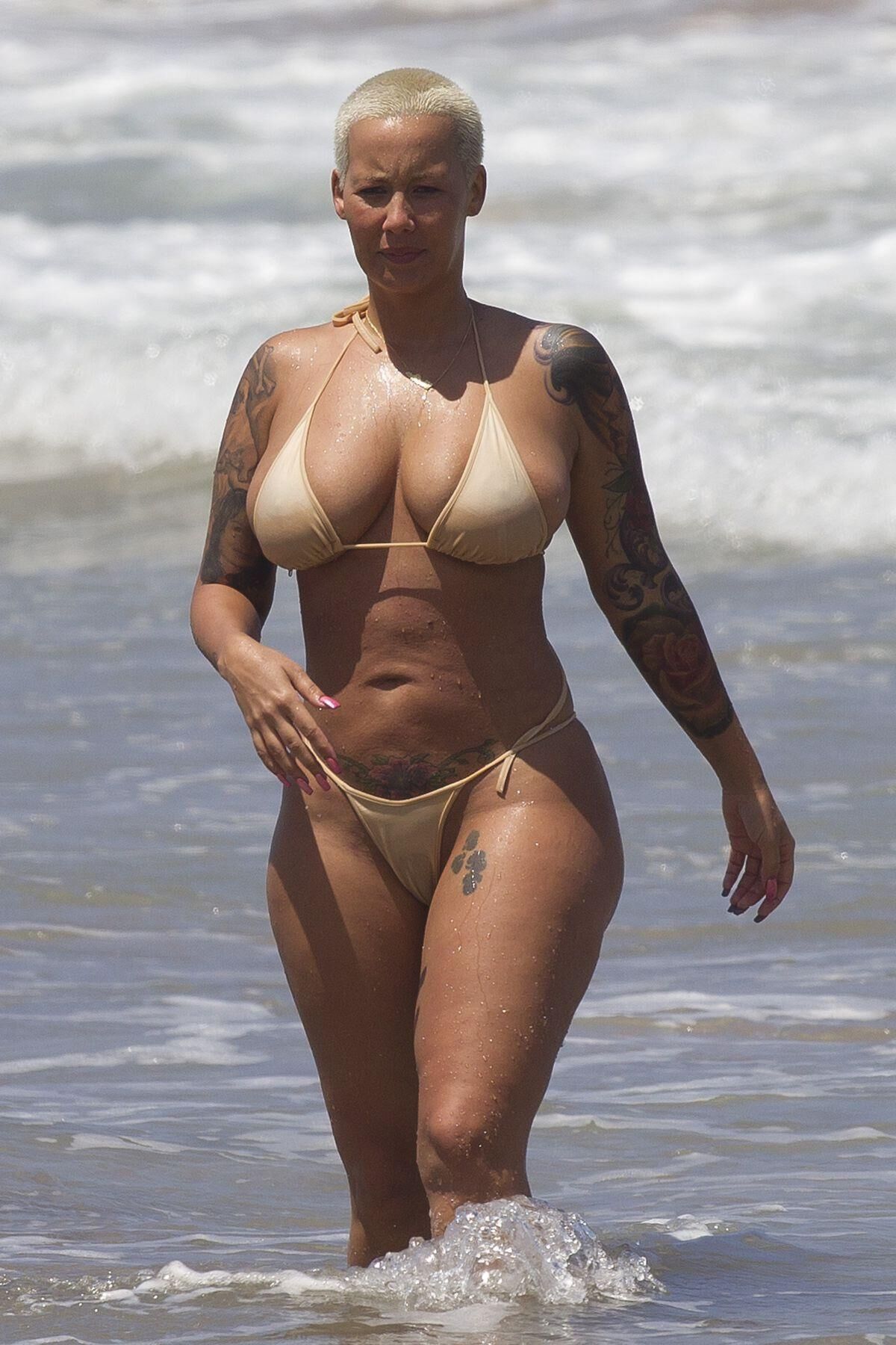 Amber Rose de biquíni em uma praia em Miami