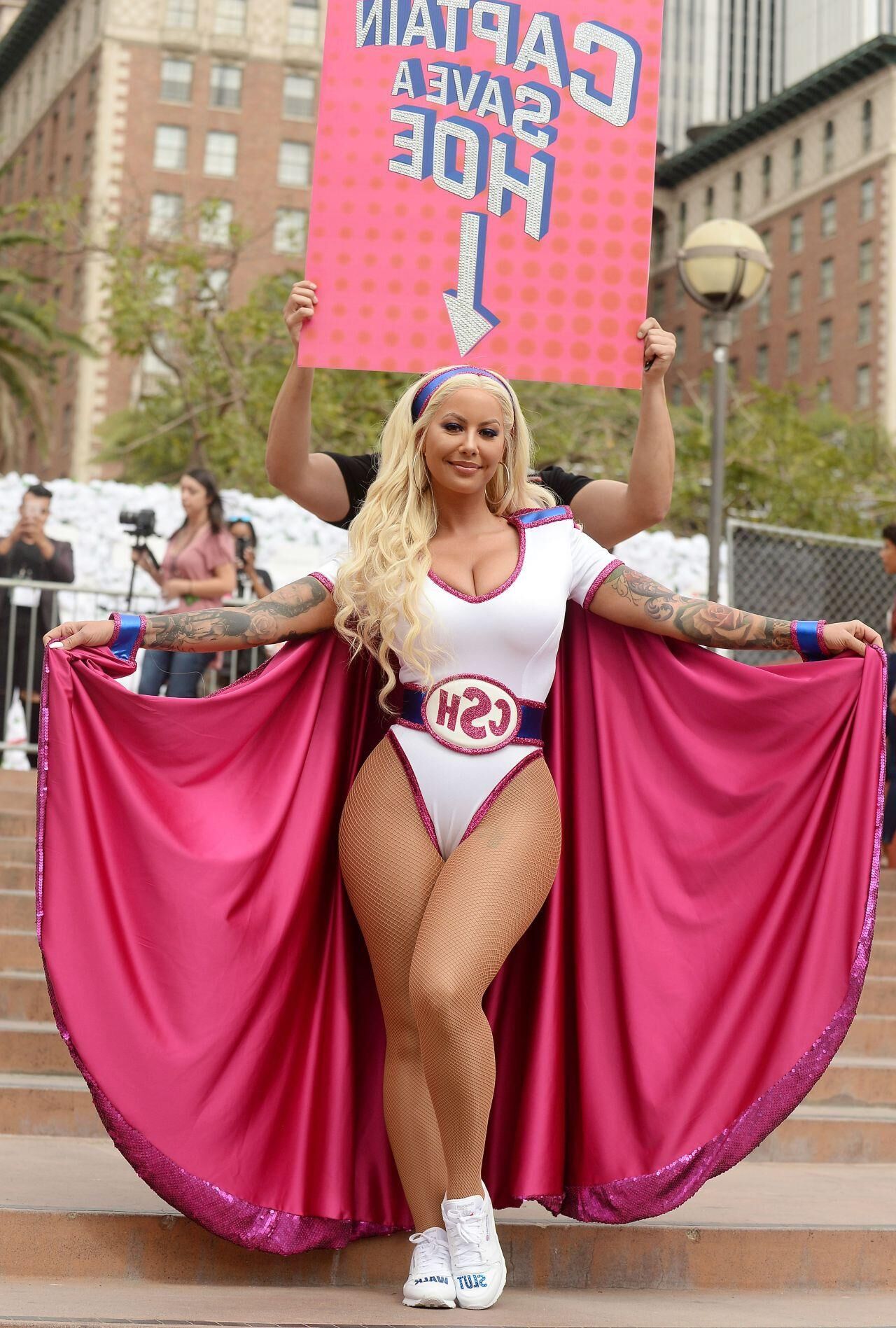 Amber levantou -se em sua rd anual slutwalk