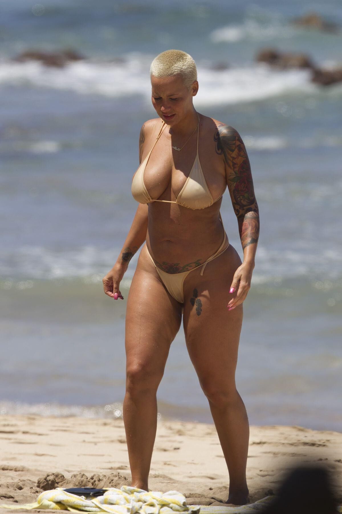 Amber Rose de biquíni em uma praia em Miami