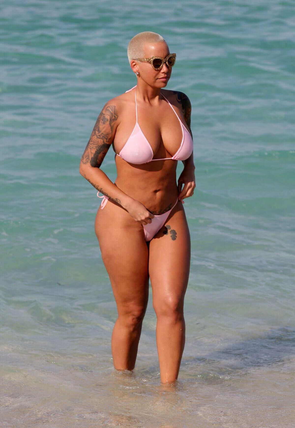 Amber Rose de biquíni em uma praia em Miami