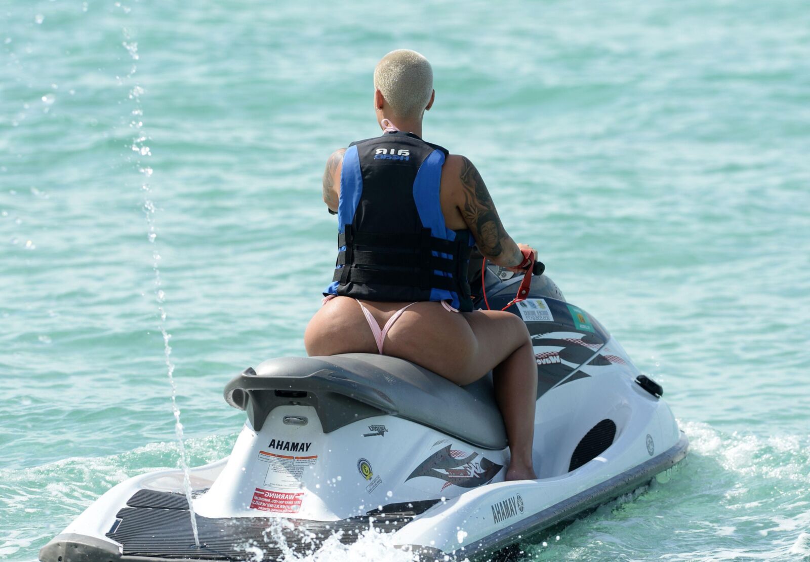 Amber Rose de biquíni em uma praia em Miami