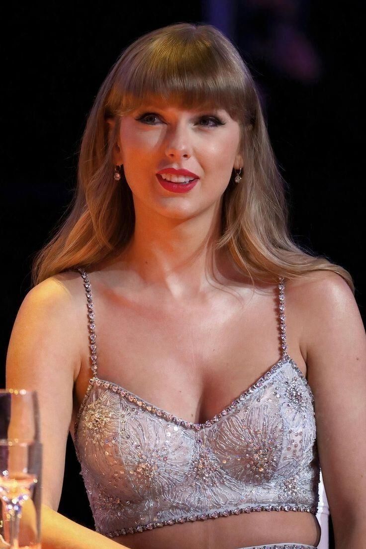 Taylor Swift Breast Lover