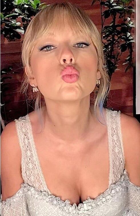 Taylor Swift Breast Lover