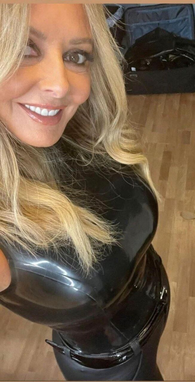 Busty UK TV MILF Tit Sluts, Huren wollen hart gefickt werden