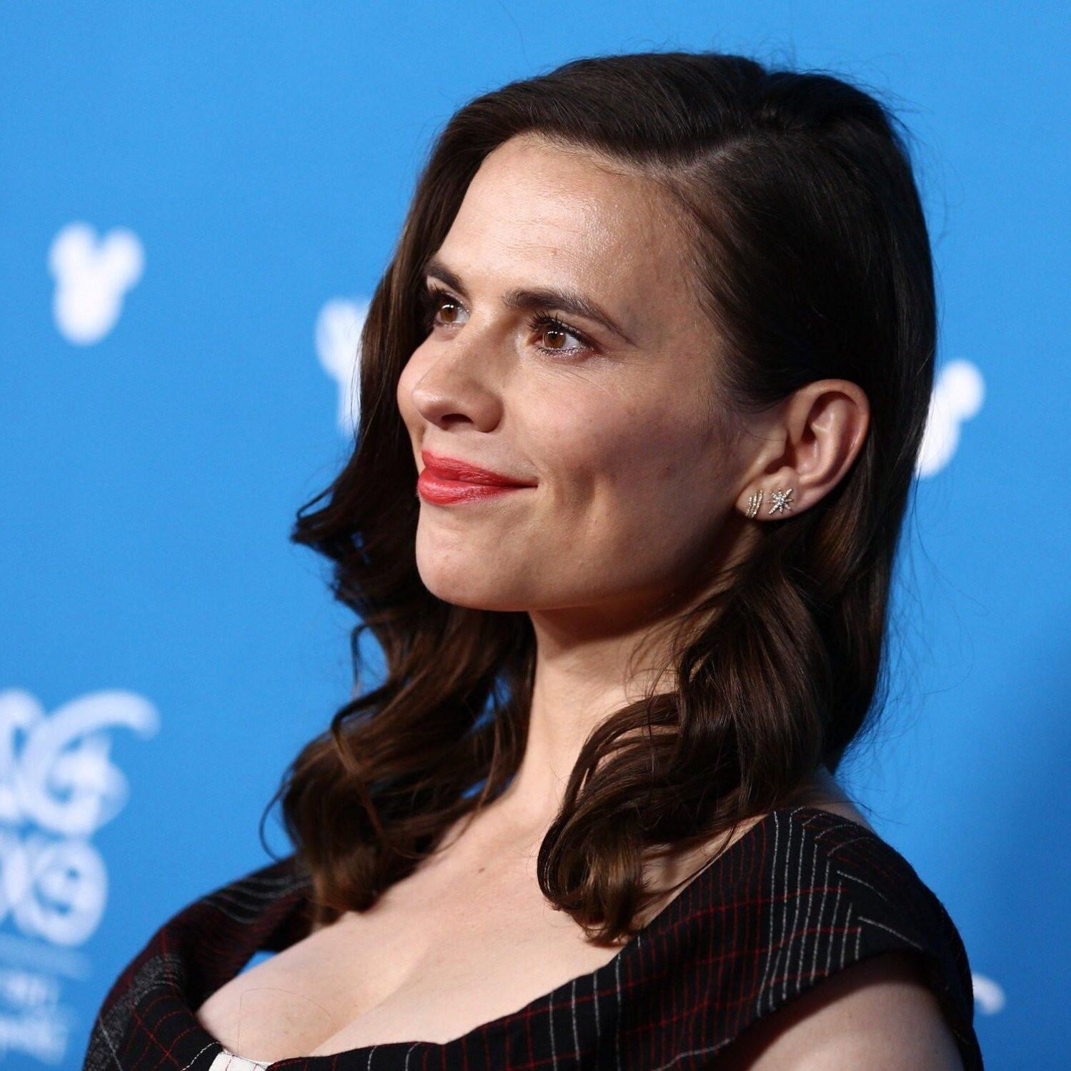 Amante de los senos de Hayley Atwell