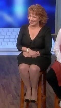 Joy Behar me fait jouir si fort