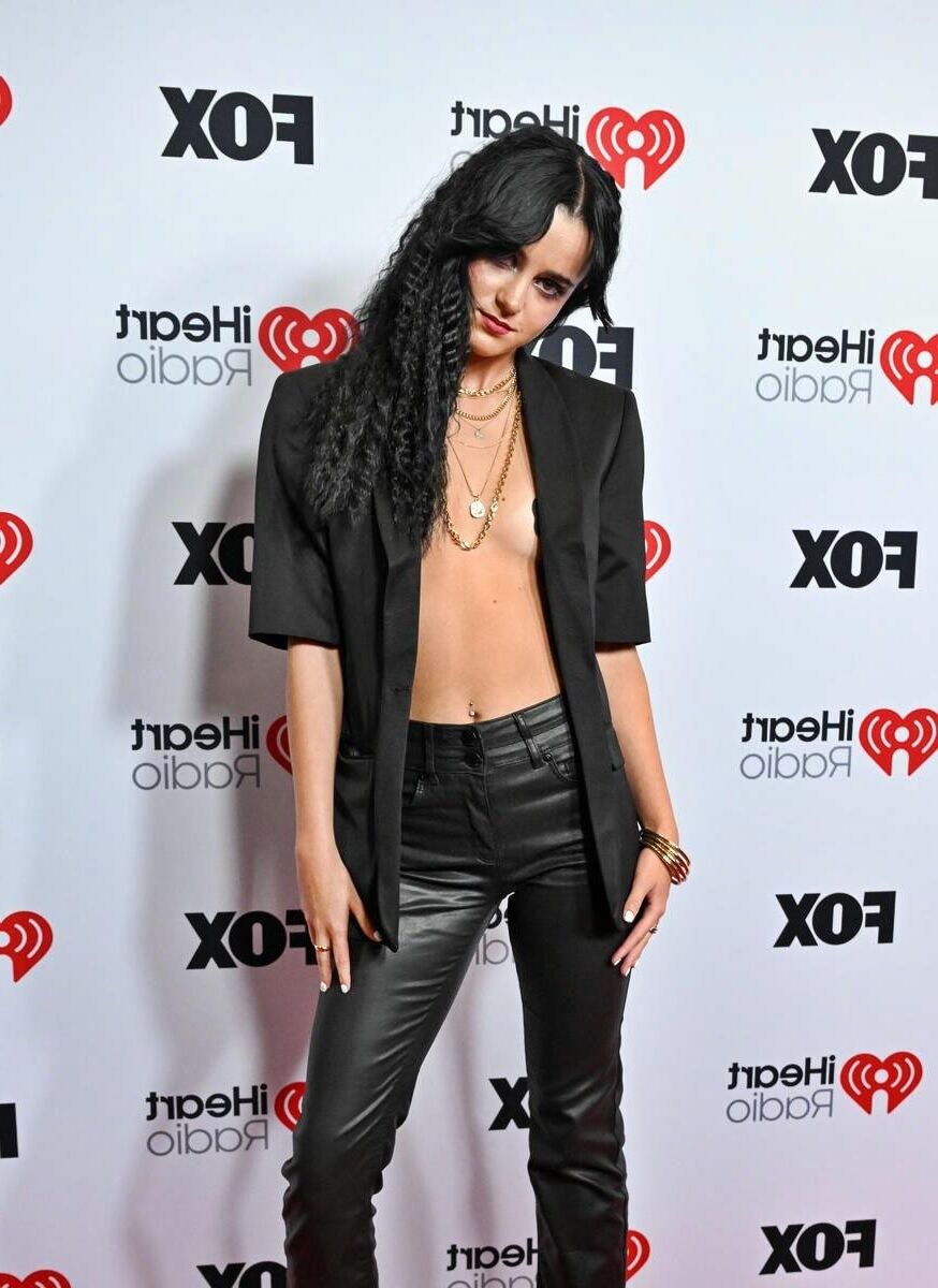 Celebrity Side Boob 