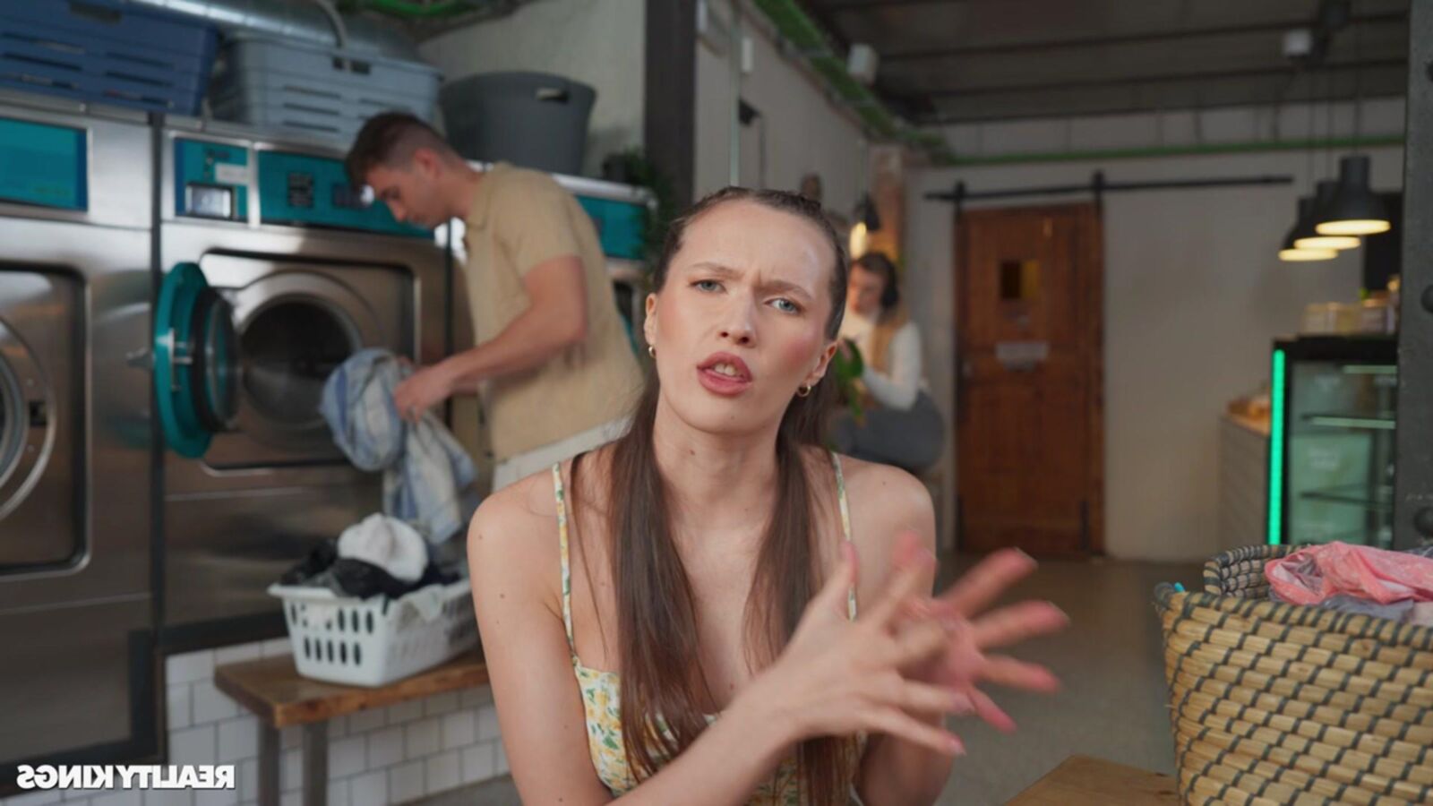 Stacy cruz yo devenant bizarre à la laverie