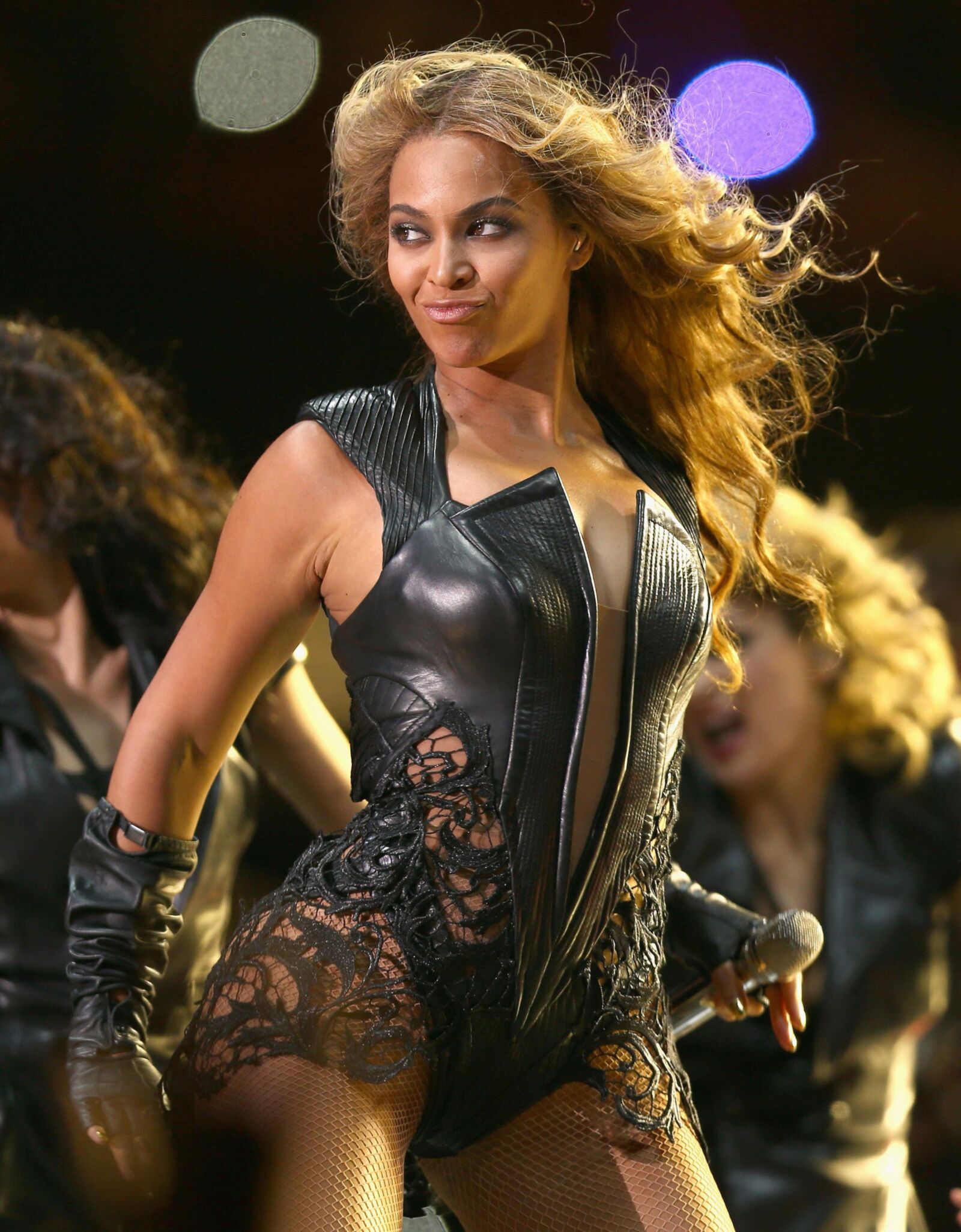 Beyonce tritt während des Pepsi Super Bowl auf