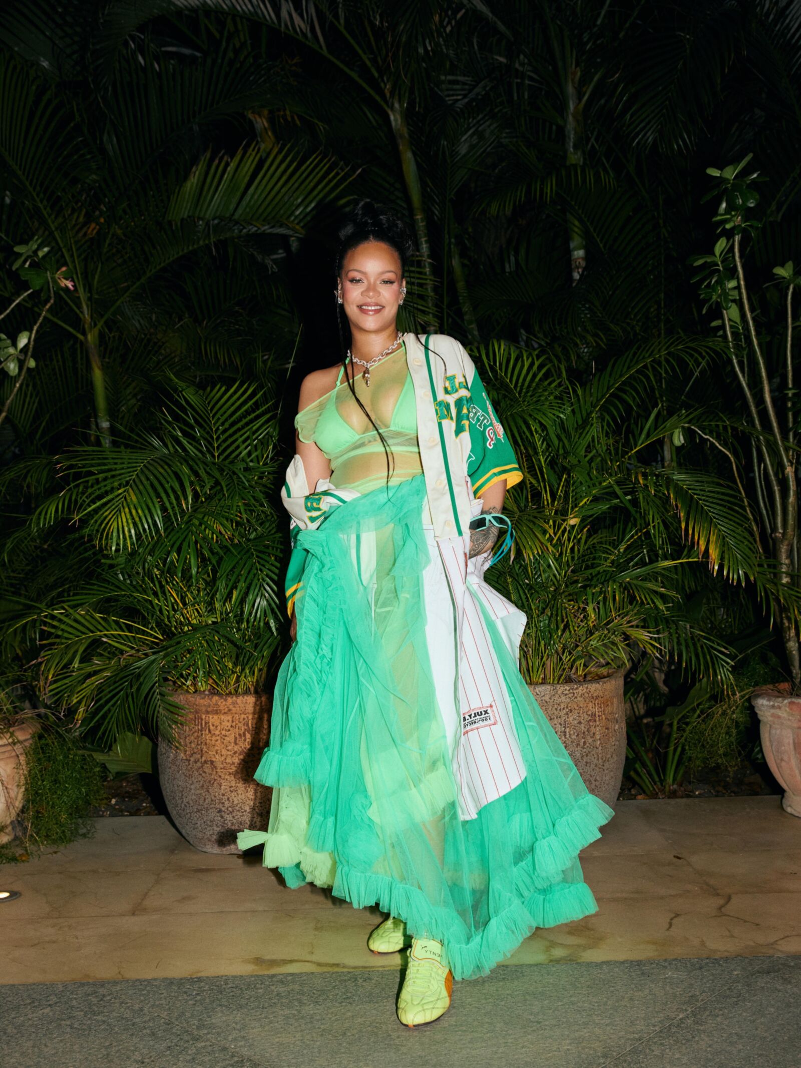 Rihanna mit Bikini Top bei Fenty X Puma Party in Barbados