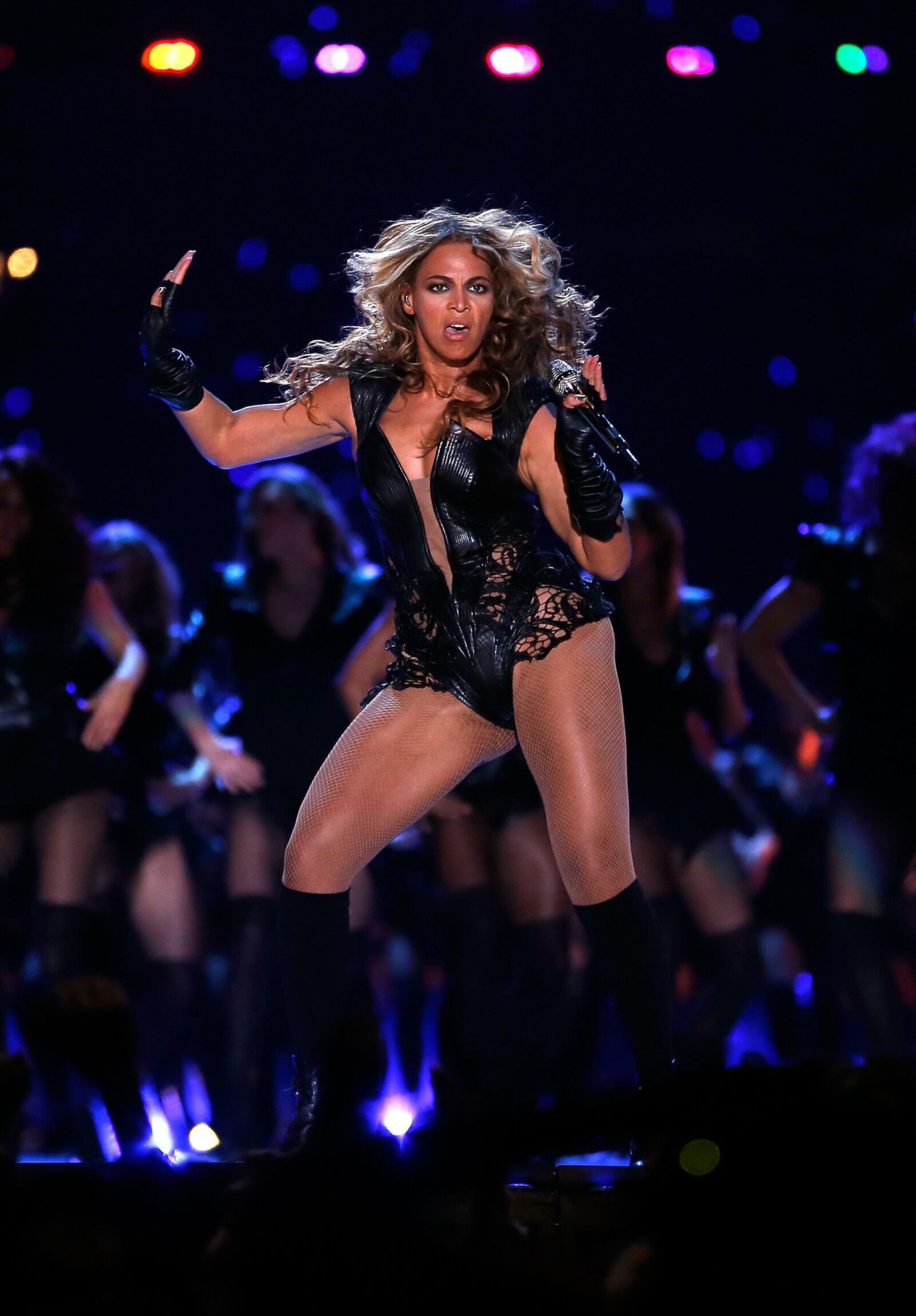 Beyonce tritt während des Pepsi Super Bowl auf