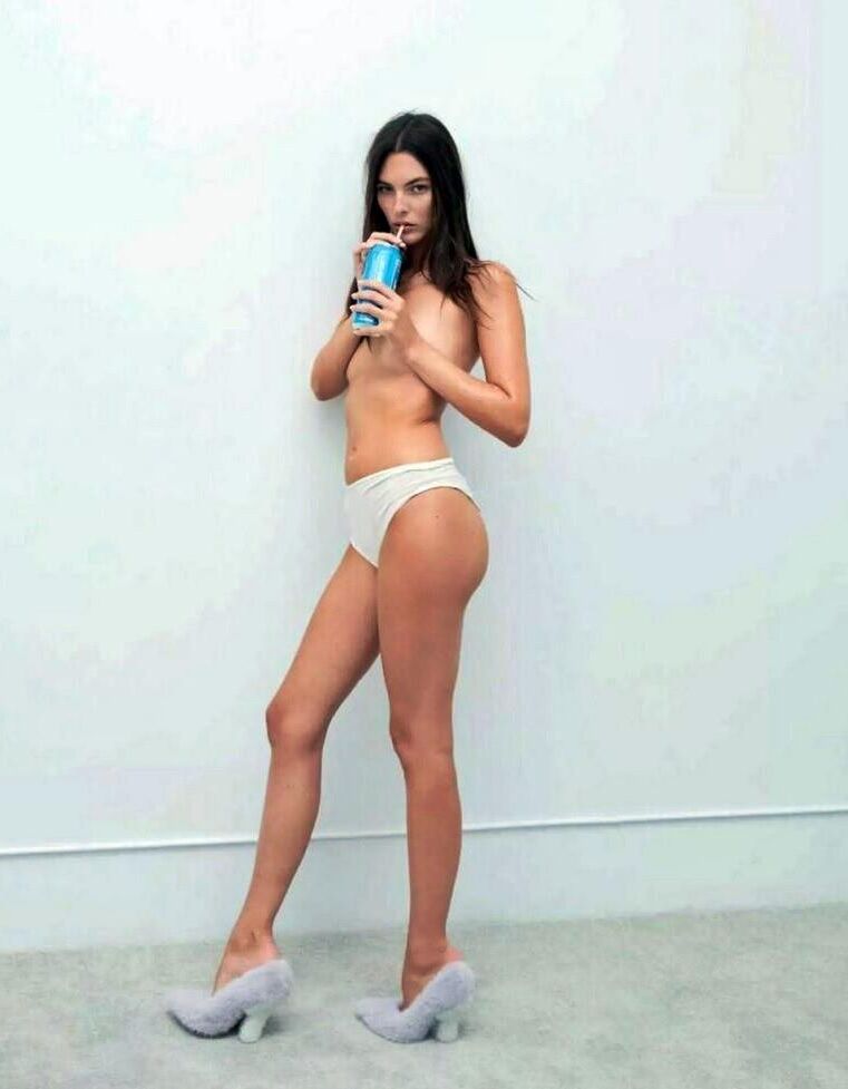 Célébrités cachant des seins