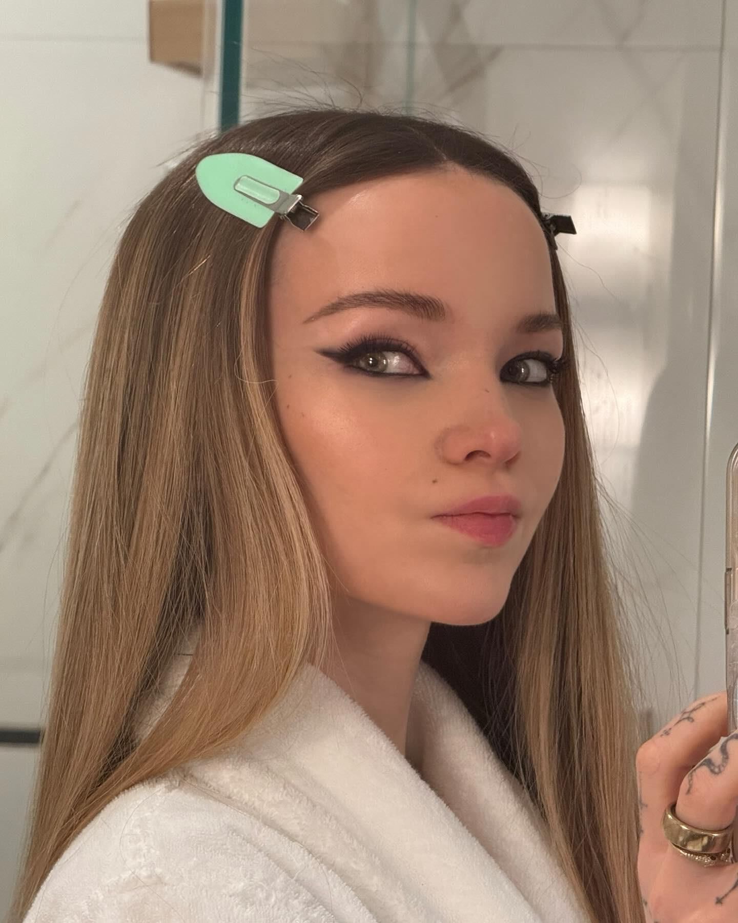 Dove Cameron verschiedene