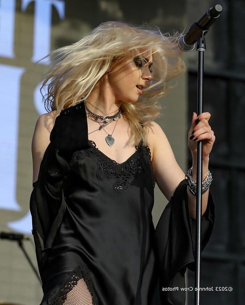 Taylor Momsen So goth so sexy!
