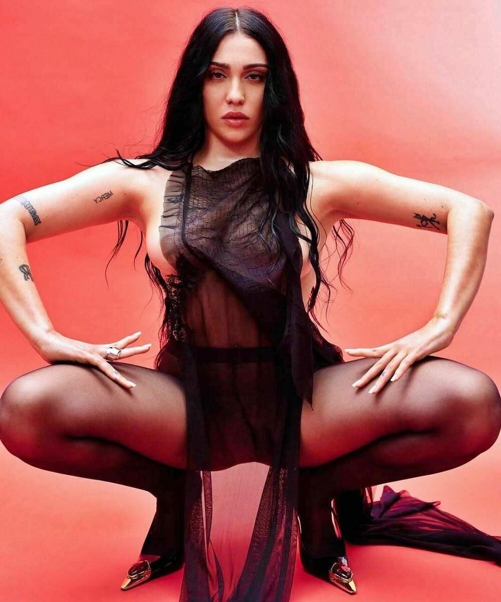 Celebrity Side Boob