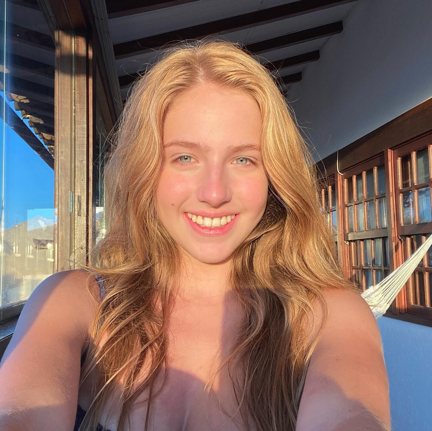 Nicolle Castro a cette ambiance de fille d'à côté