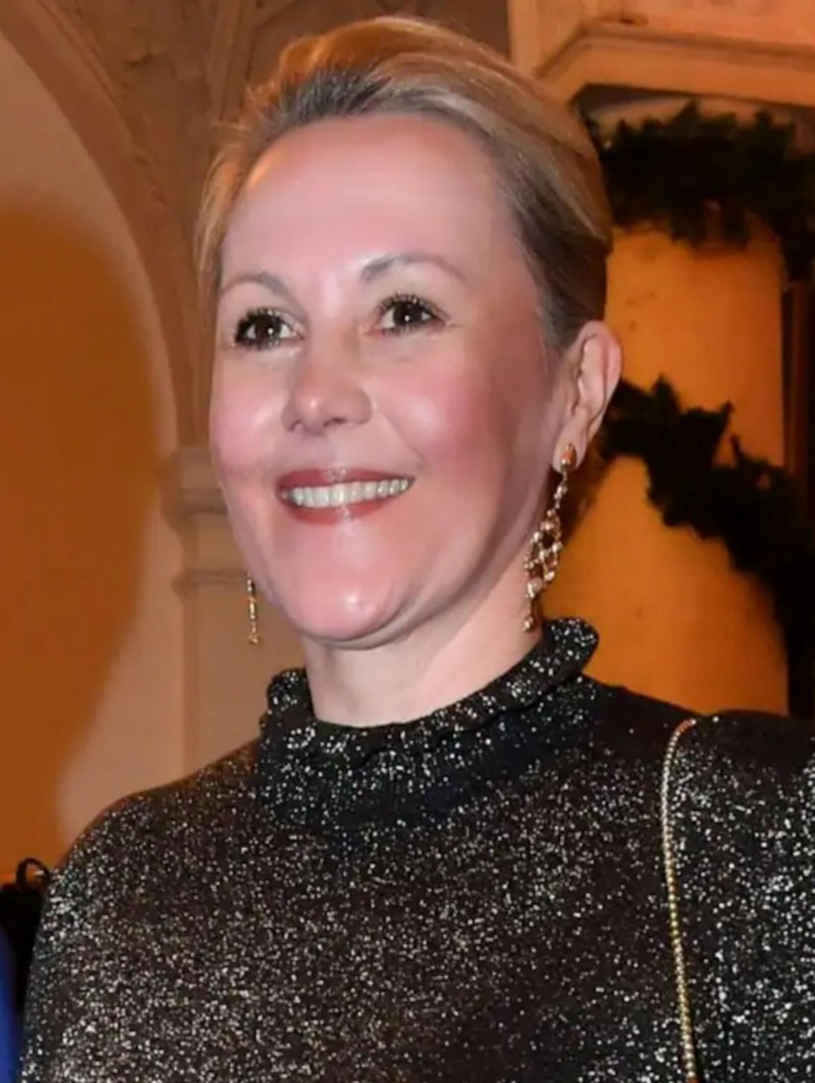 Bettina W. Gesellschaftsdame fuer Schoen Geilen Fick!