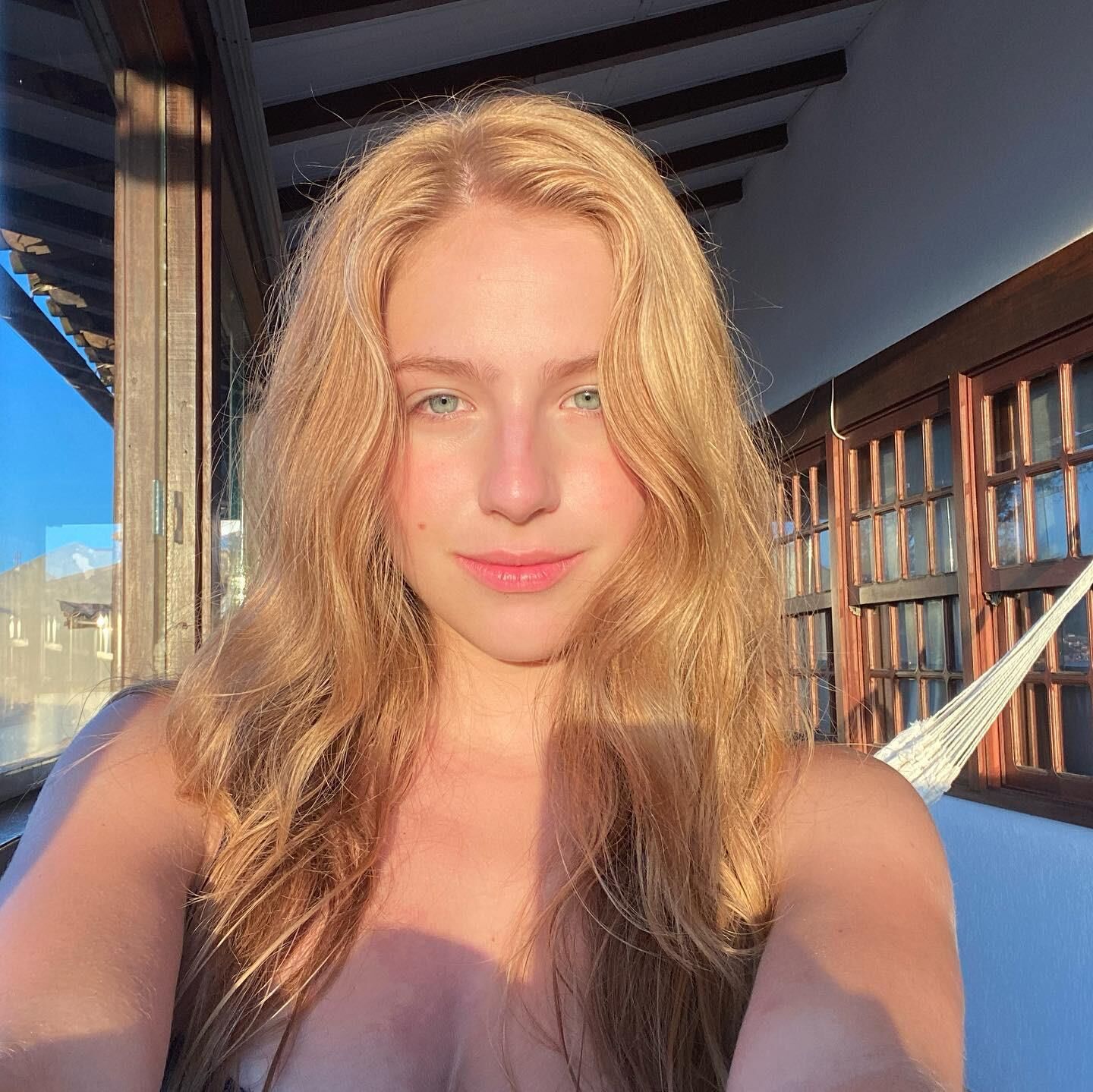 Nicolle Castro a cette ambiance de fille d'à côté