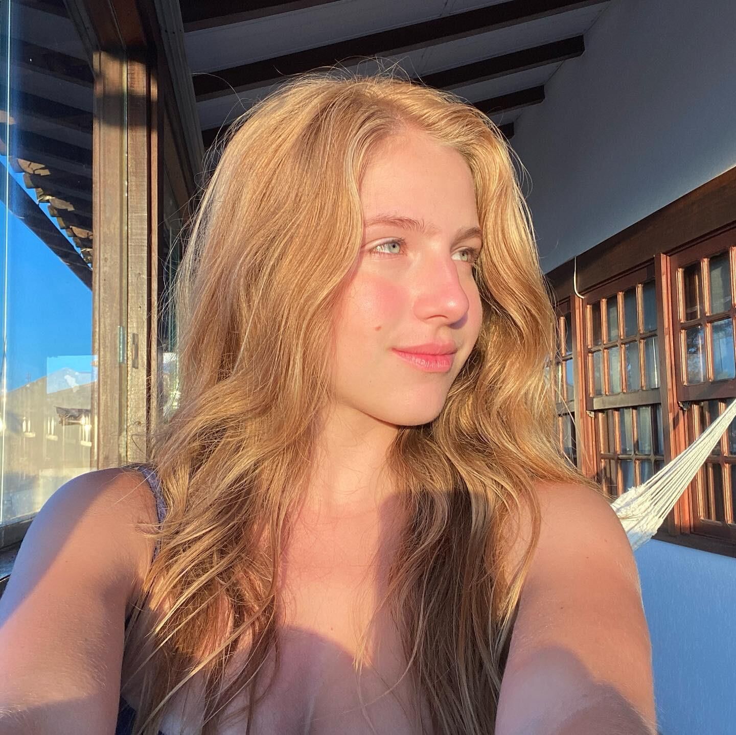 Nicolle Castro a cette ambiance de fille d'à côté