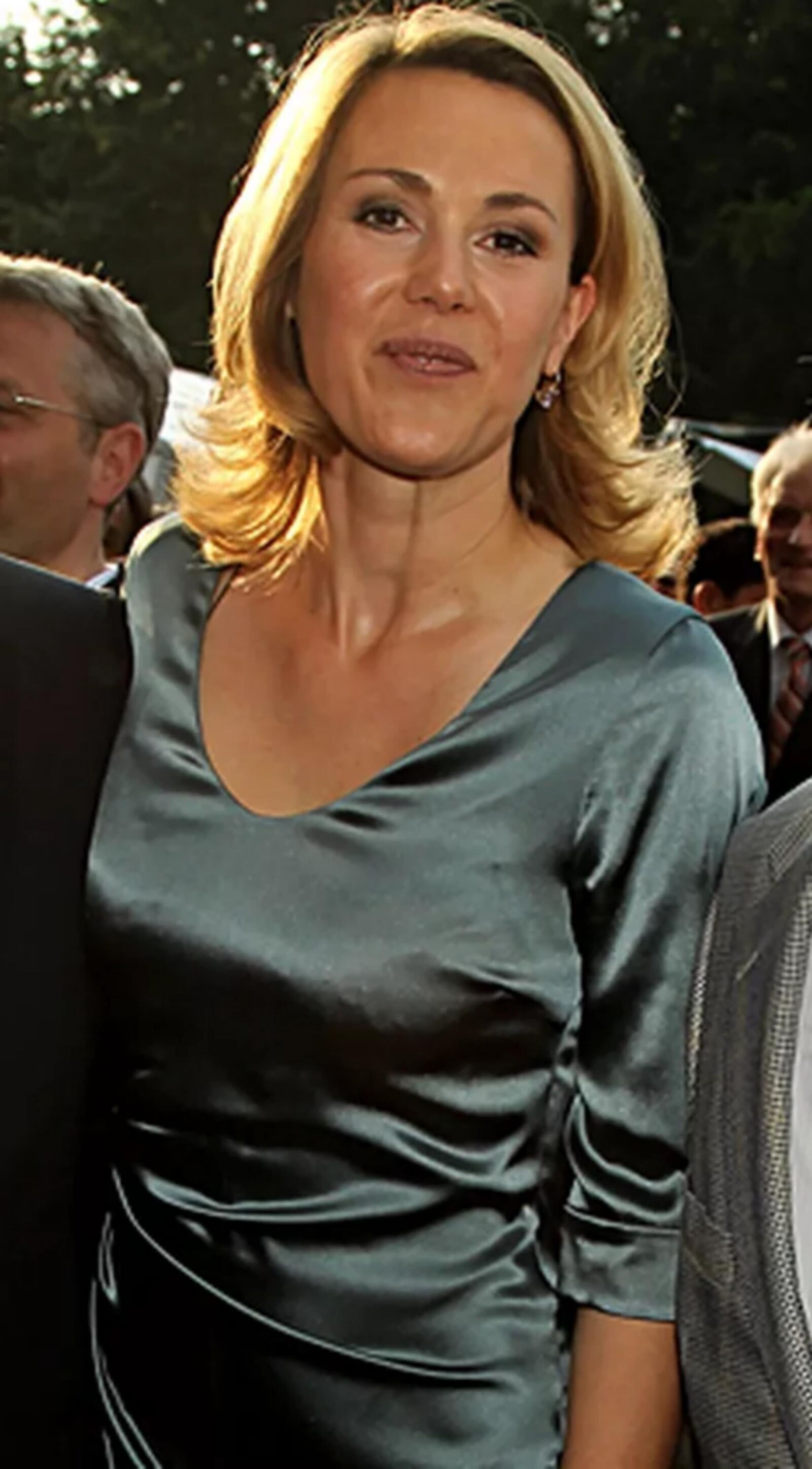Bettina W. Gesellschaftsdame fuer Schoen Geilen Fick!