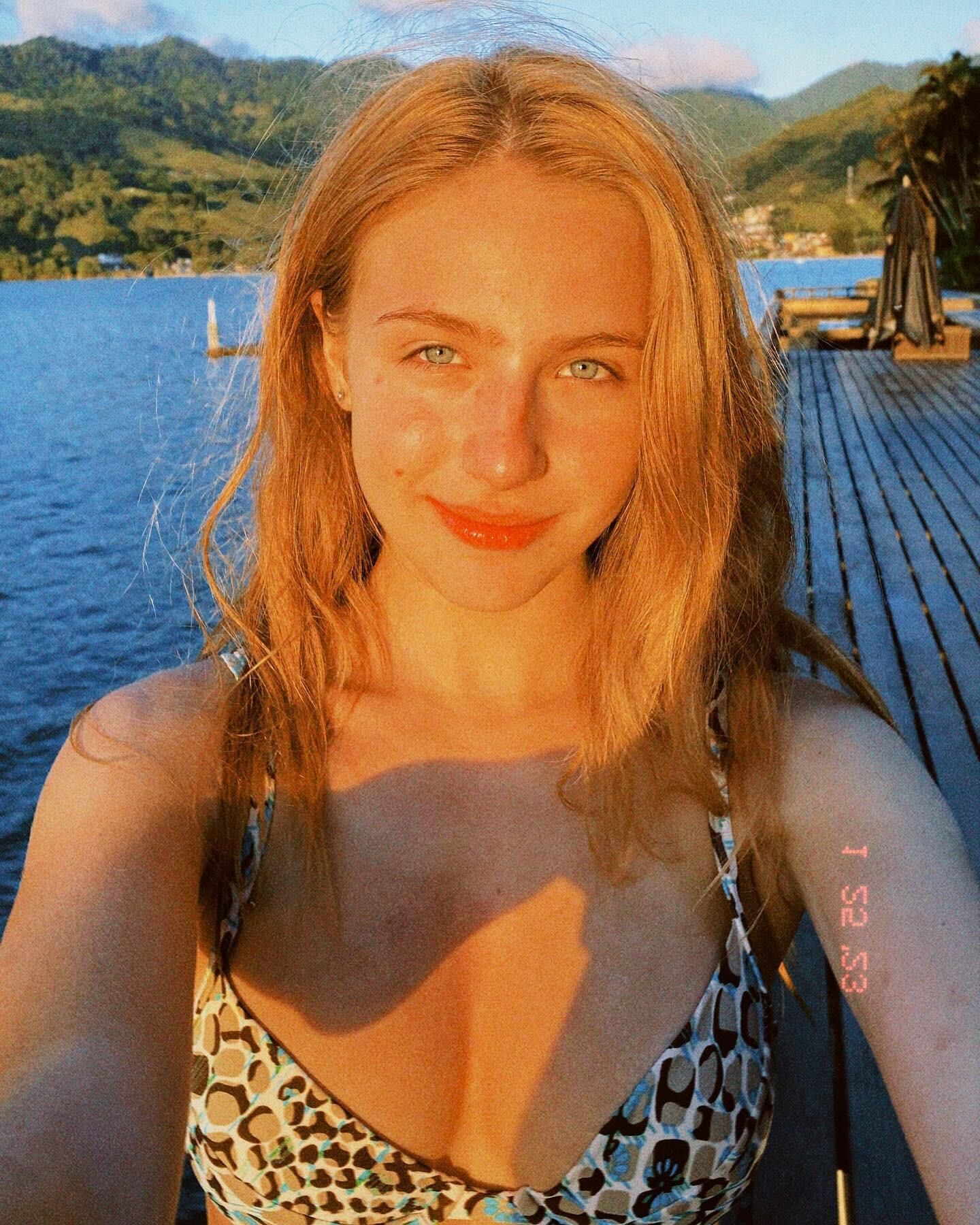 Nicolle Castro a cette ambiance de fille d'à côté