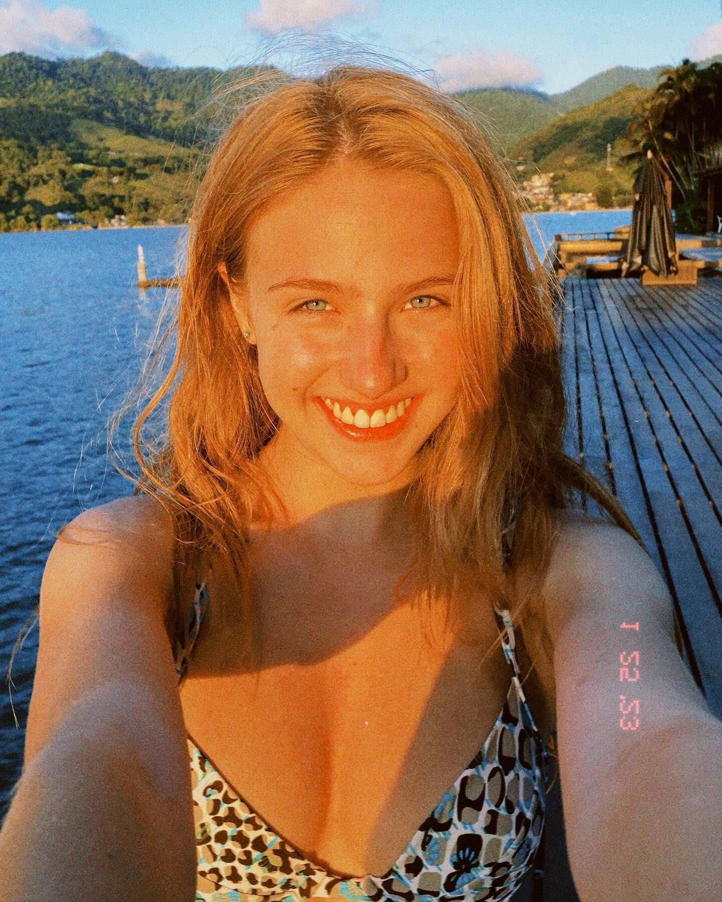 Nicolle Castro a cette ambiance de fille d'à côté