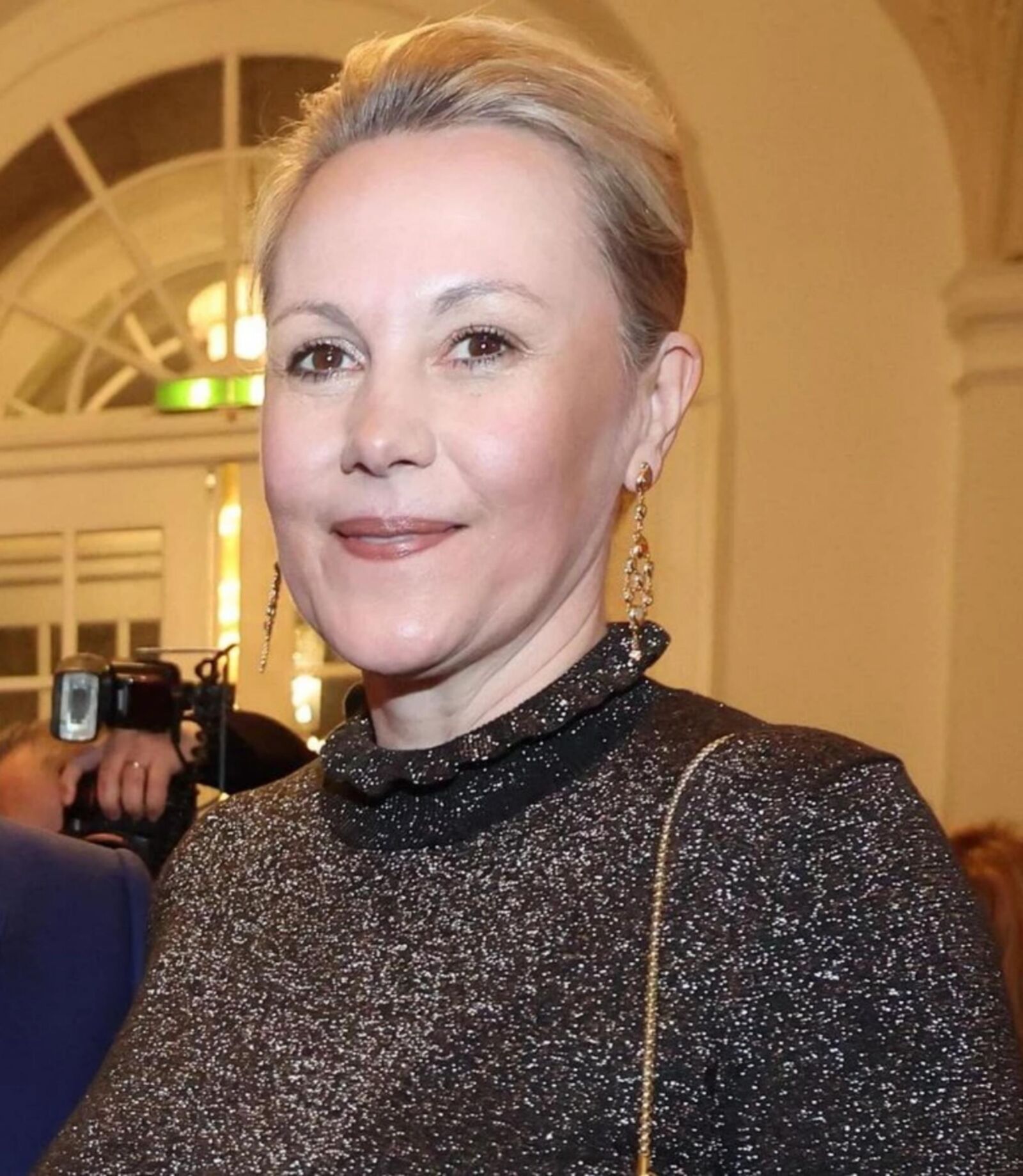Bettina W. Gesellschaftsdame fuer Schoen Geilen Fick!