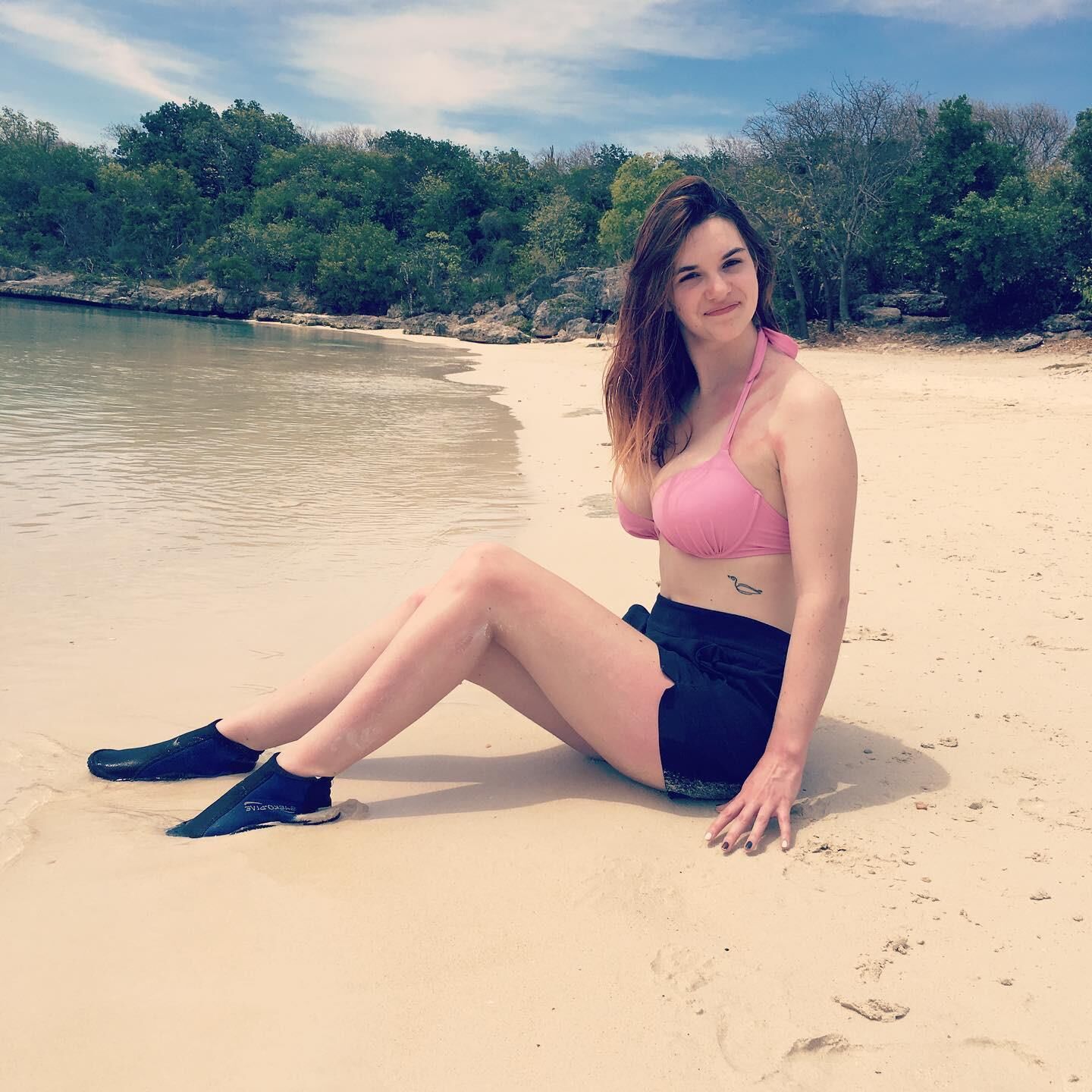 ¡¿Qué tan hambrientos tenemos por las tetas masivas de Sarah Z \?