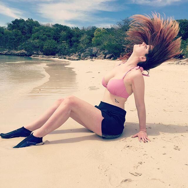 ¡¿Qué tan hambrientos tenemos por las tetas masivas de Sarah Z \?