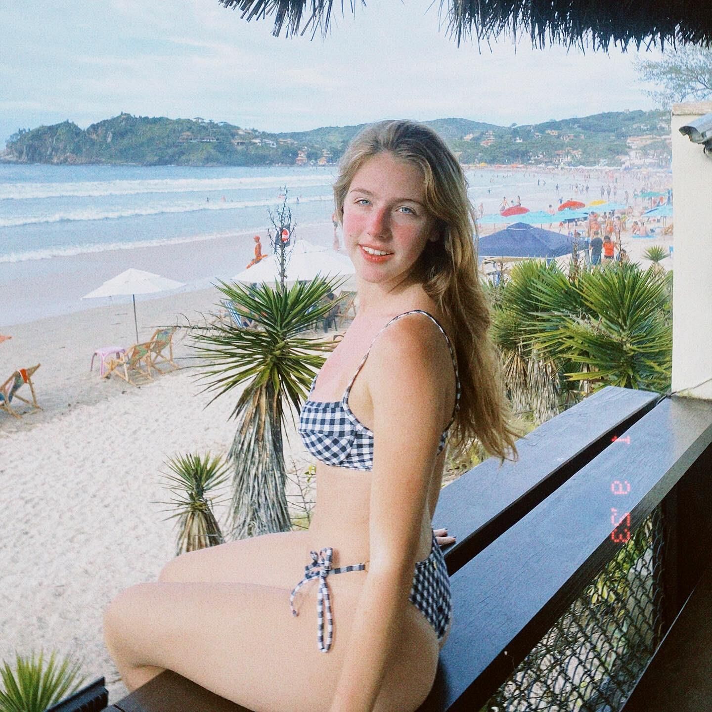 Nicolle Castro a cette ambiance de fille d'à côté