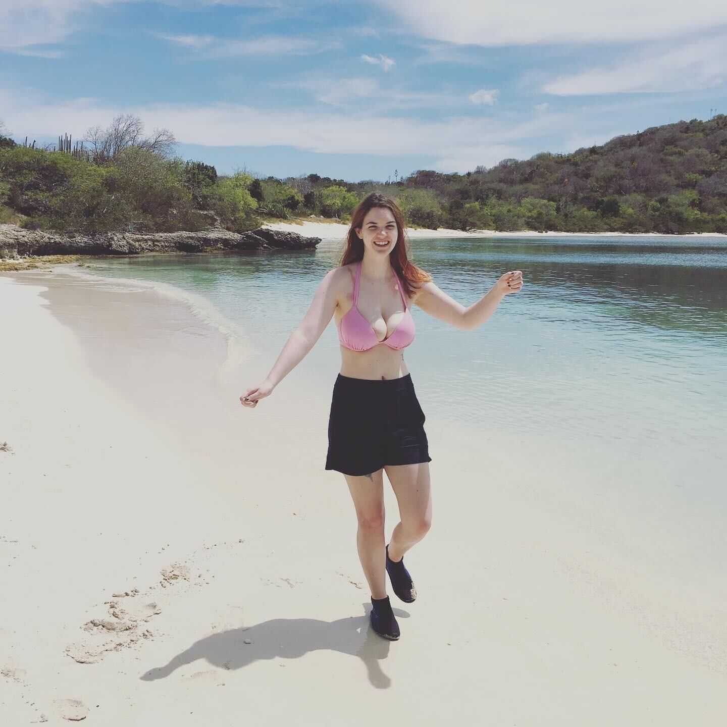 ¡¿Qué tan hambrientos tenemos por las tetas masivas de Sarah Z \?