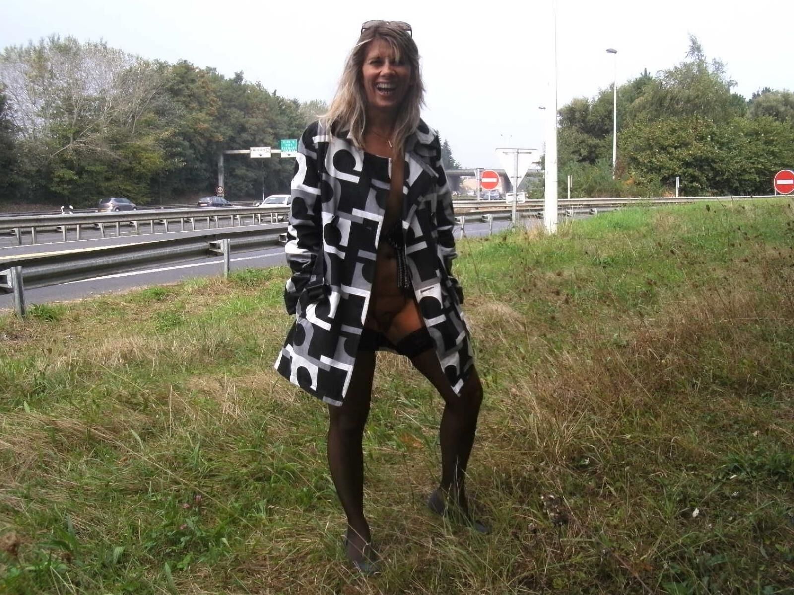 Lisa Exhibtion Parc Public En Tenue de Salope