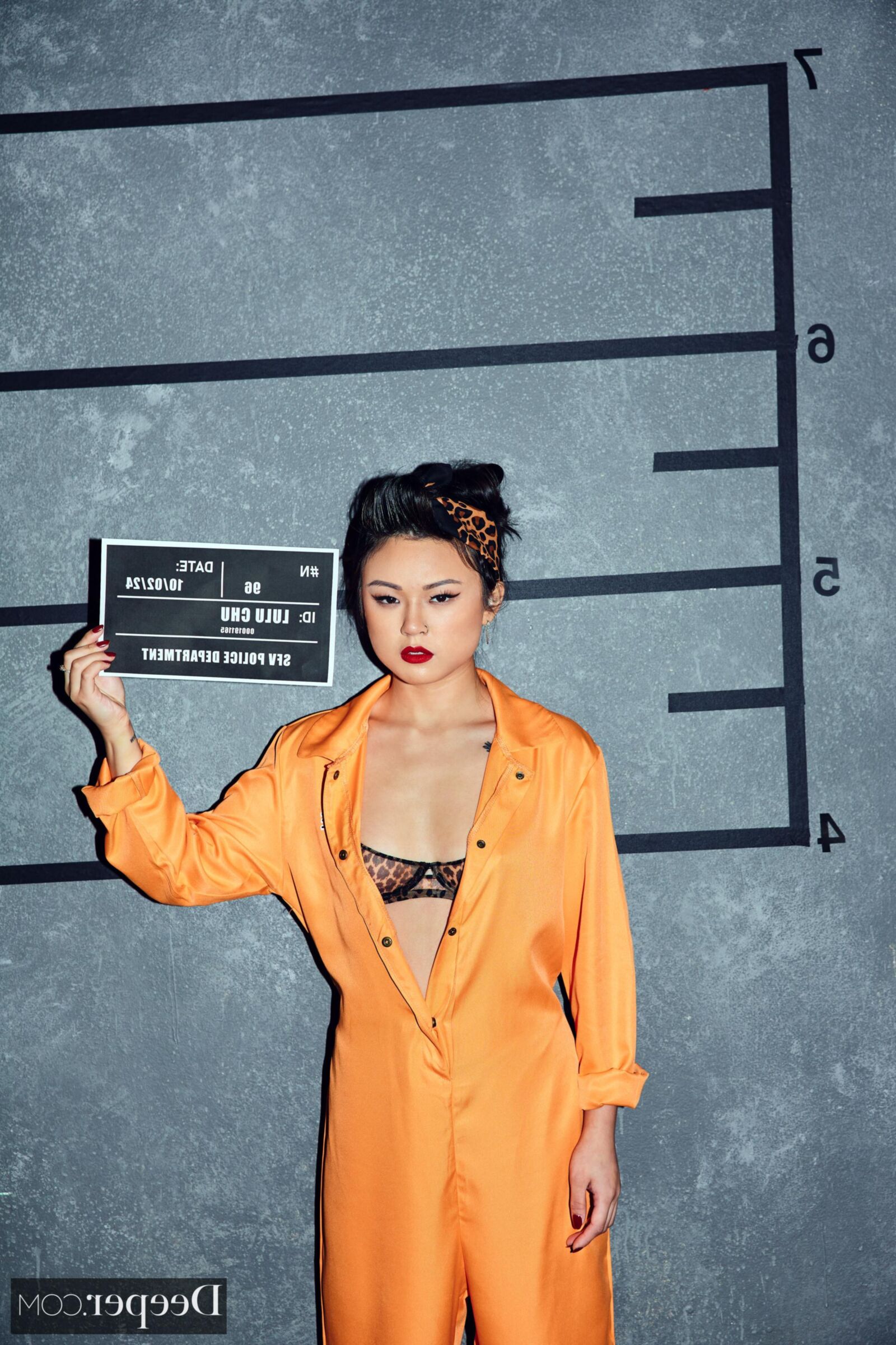 Lulu chu yo accroché au téléphone