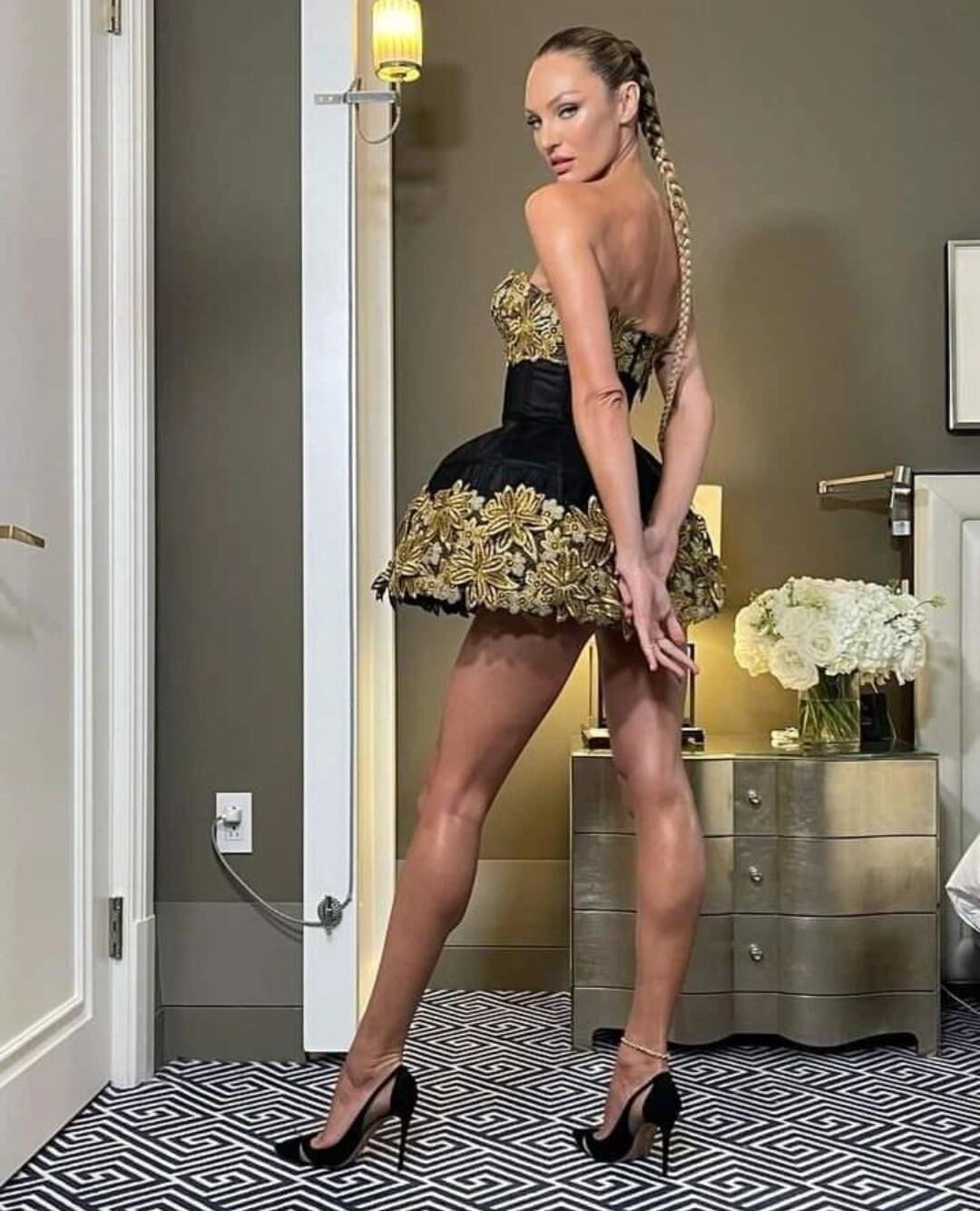 Candice Swanepoel Lauggügige, verkehrte Mikro -Mini -Kleid