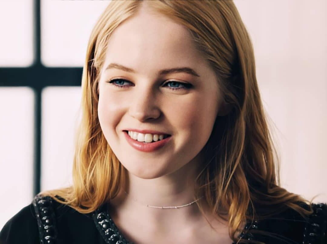 Ellie Bamber tão bonita