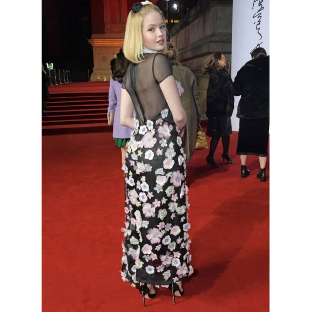 Ellie Bamber tão bonita