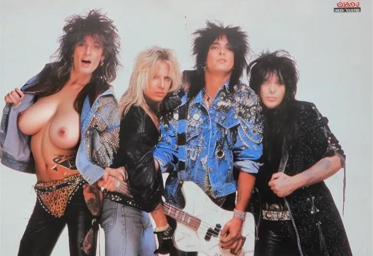 Rockband Motley Crue mit riesigen Titten