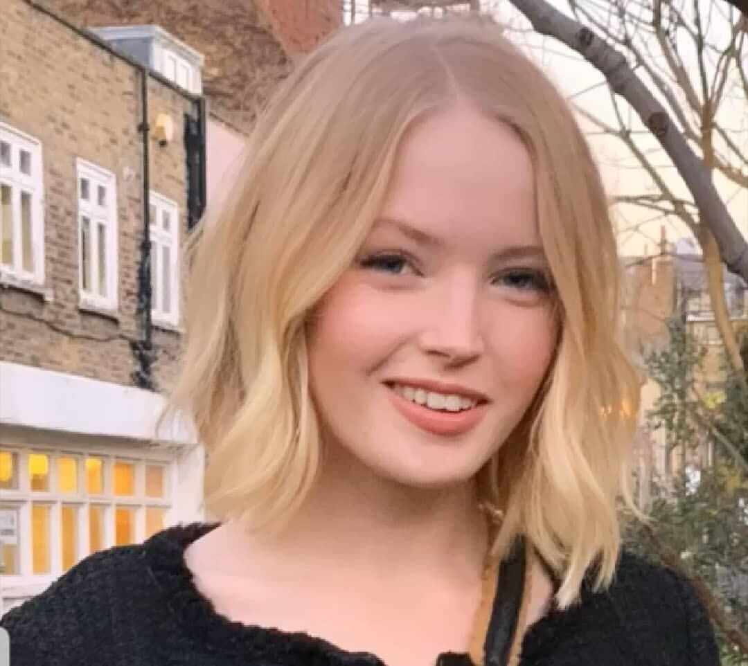 Ellie Bamber tão bonita