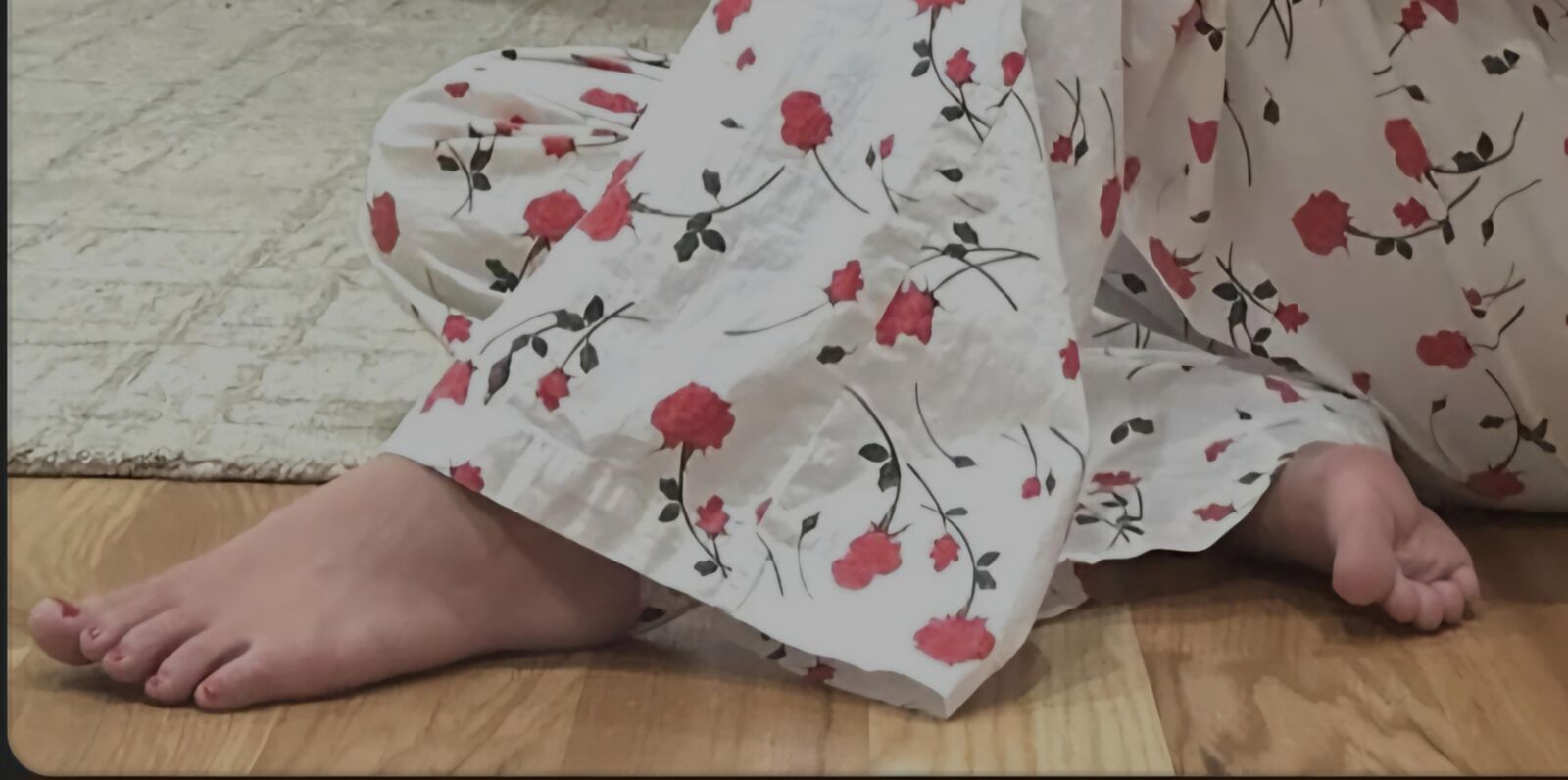 Eu amo Millie Bobby pés marrom. 