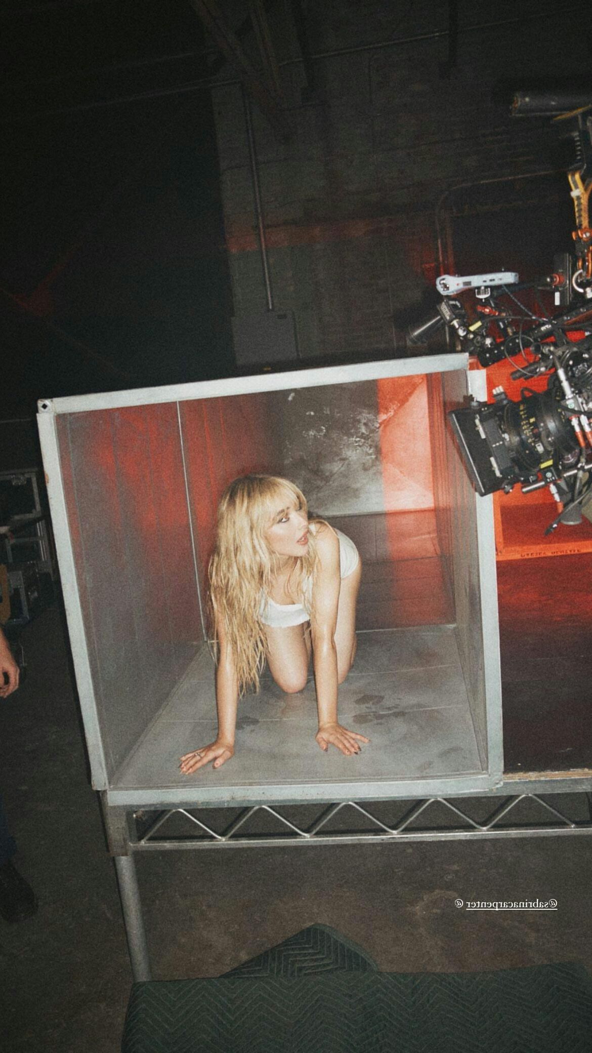 Sabrina Carpenter Fast Times (Stills y BTS)