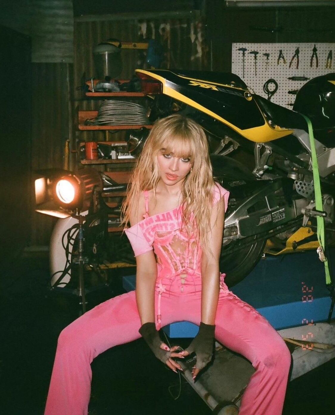 Sabrina Carpenter Fast Times (Stills y BTS)