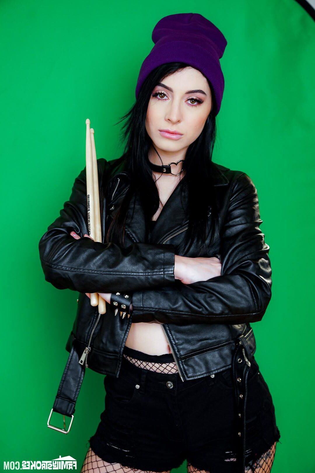  Summer Renee yo, Raven Lane yo The War for His Attention