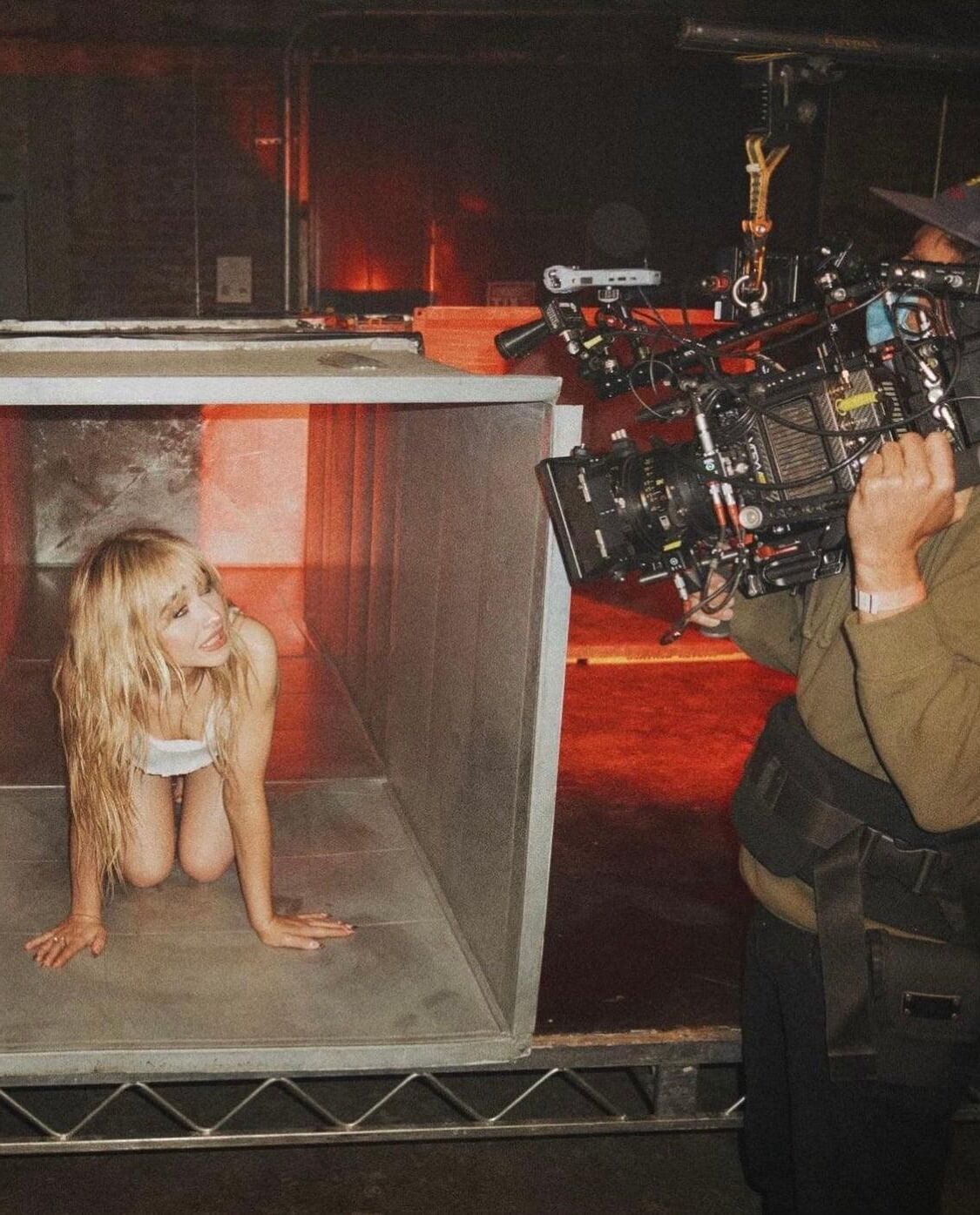 Sabrina Carpenter Fast Times (Stills y BTS)