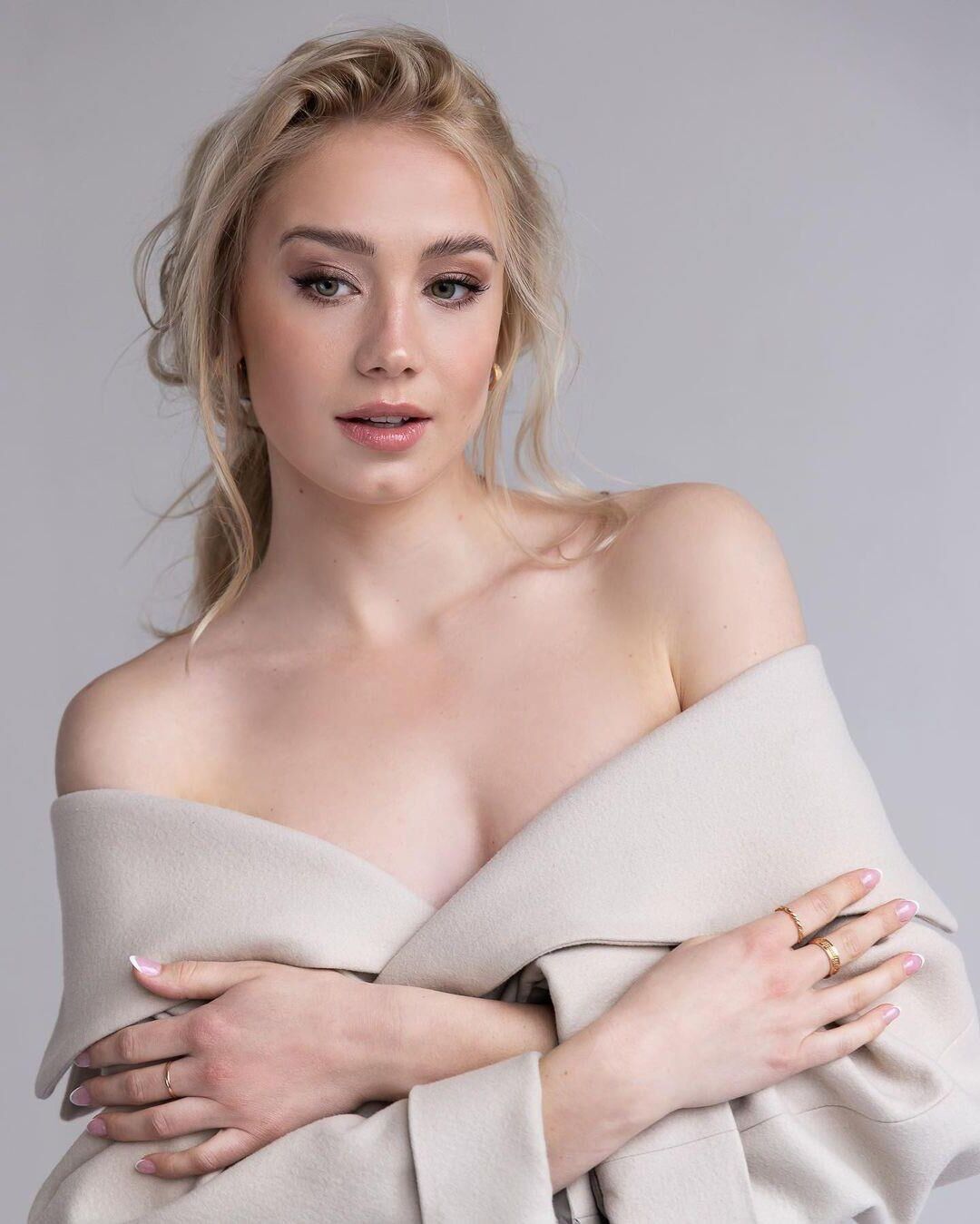 Anna Kaderavkova ( )