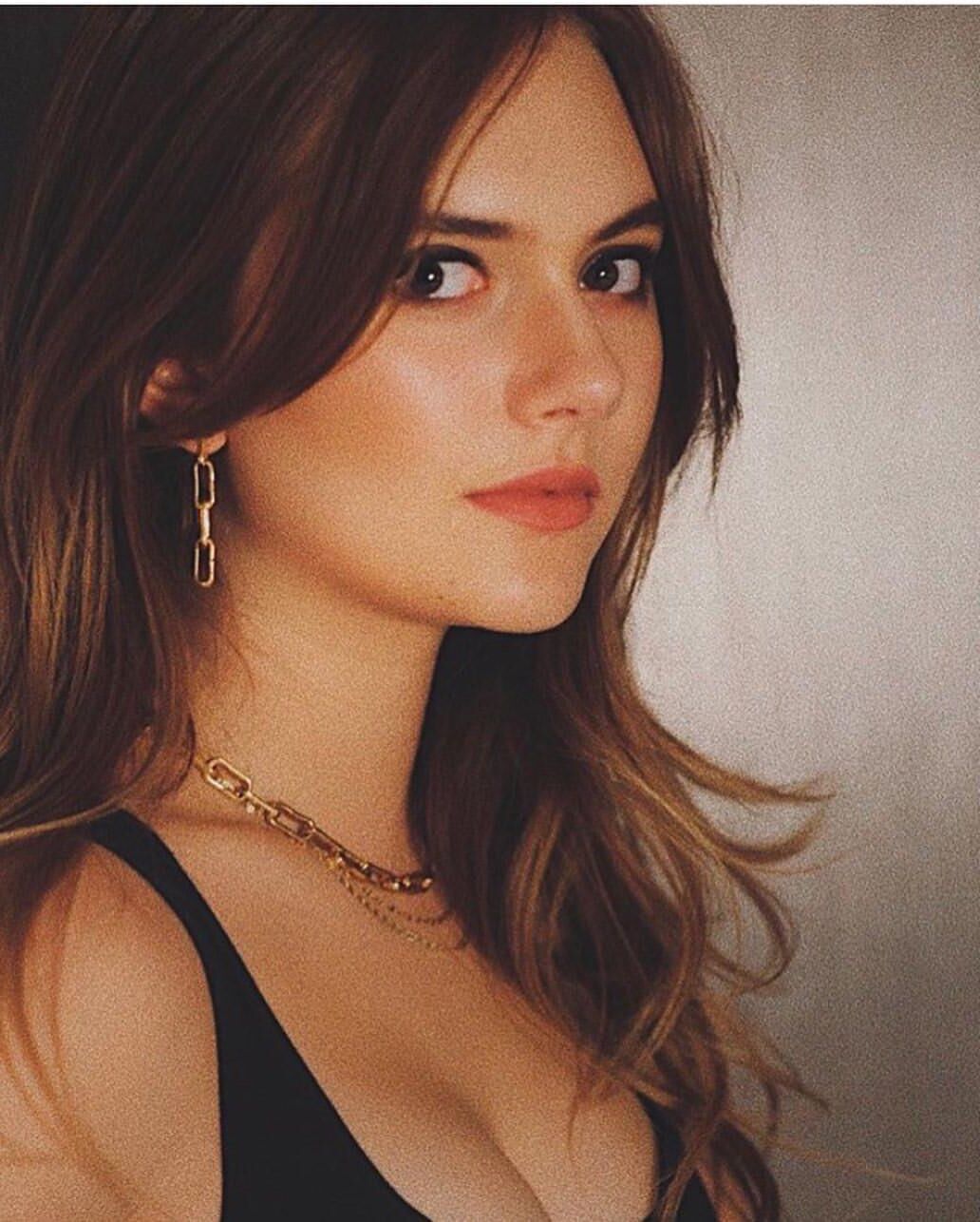 Emilia Jones is hot 