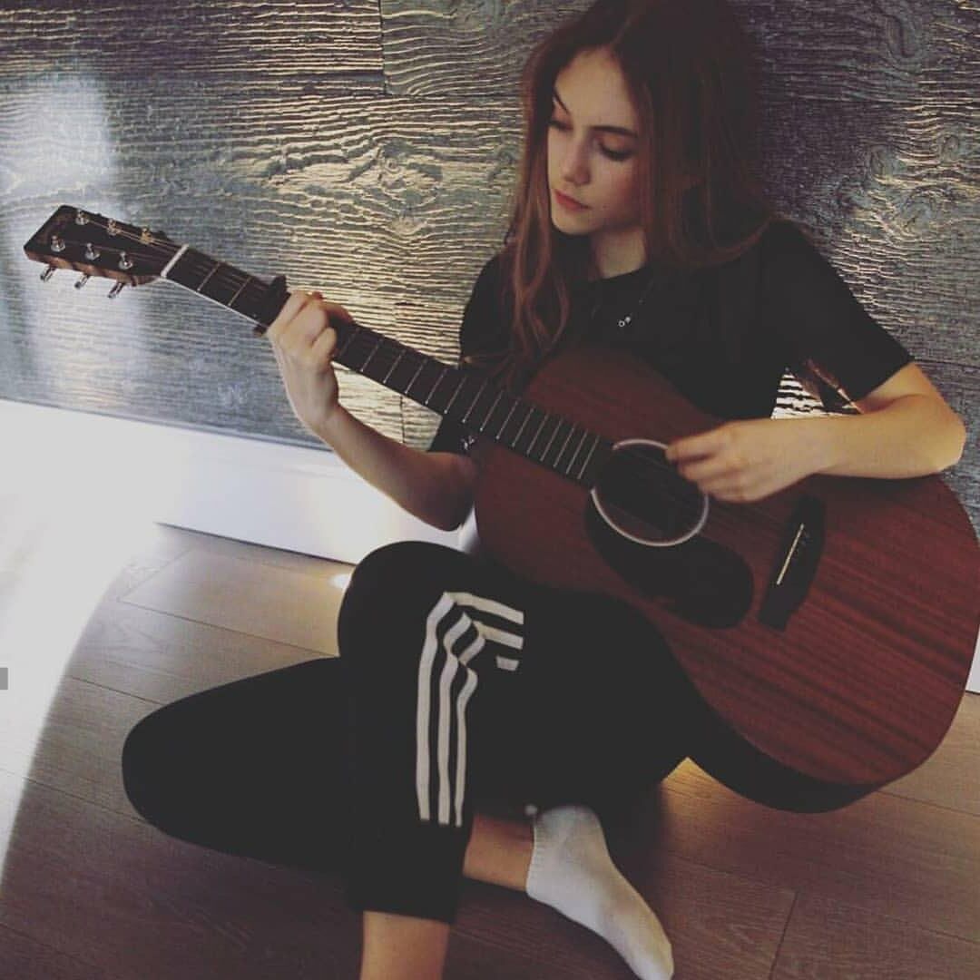 Emilia Jones is hot 